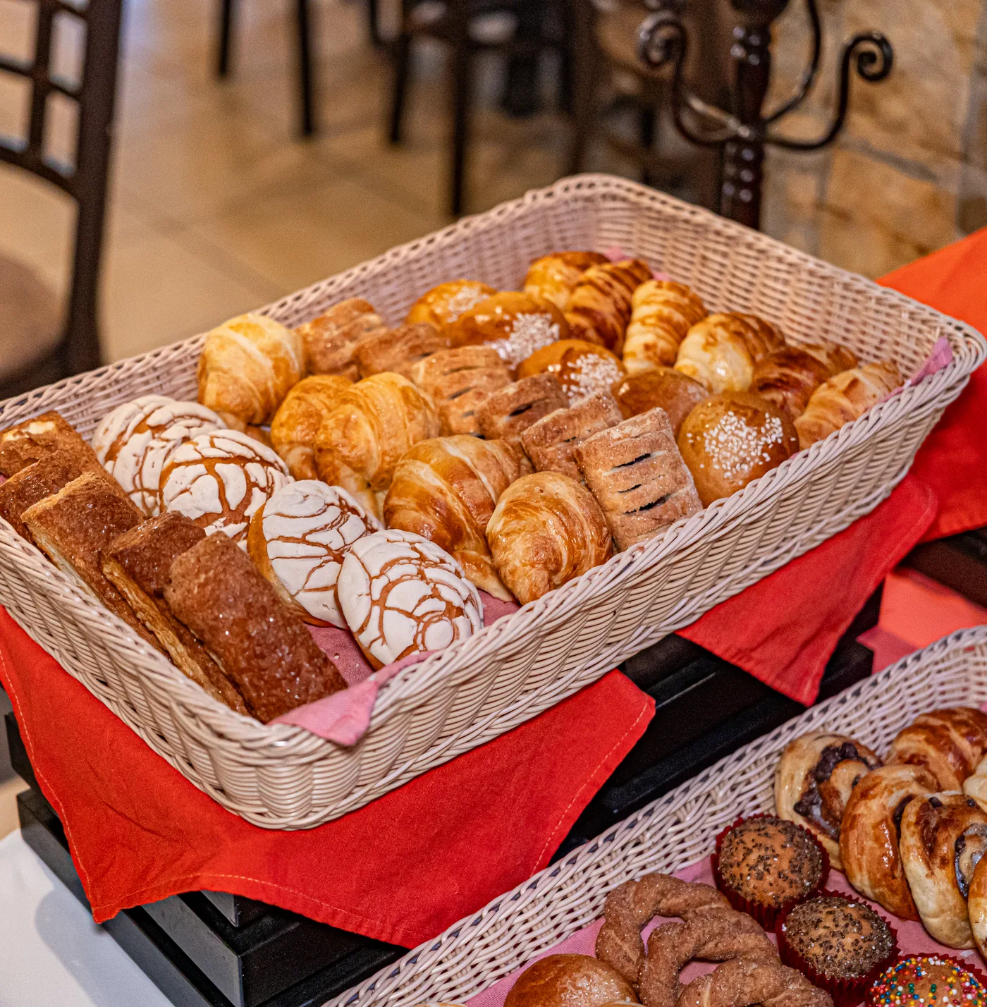 Canasta de pan dulce recién horneado en el restaurante La Chimenea